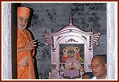 Swamishri sanctifies the home of another tribal volunteer (in Vaghchipa) and performs pujan of his ghar mandir