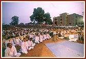 Swamishri celebrates the symbolic Joli festival on the PIIT ground