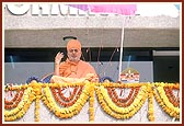 Swamishri blesses the assembly