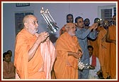 Swamishri performs the mandir patotsav arti