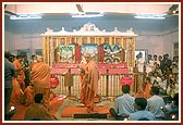 Swamishri performs the mandir patotsav arti