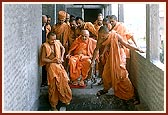 Swamishri observes the under-construction student's hostel by BAPS