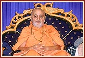 Swamishri in the assembly