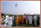 Swamishri showers flowers and understands the plan for the Hari mandir to be constructed in Udhna - a suburb of Surat