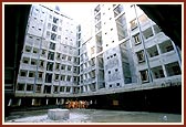 Swamishri observes the under-construction student's hostel by BAPS