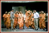 Swamishri observes the under-construction student's hostel by BAPS