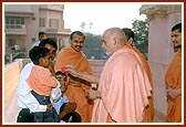 Swamishri blesses a balak with a flower