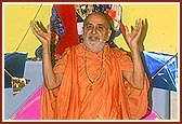 Swamishri with the jolis on his shoulders proclaims the joli-mantra 'Narayan Hare Sacchidanand Prabo'