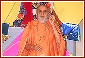 Swamishri with the jolis on his shoulders proclaims the joli-mantra 'Narayan Hare Sacchidanand Prabo'