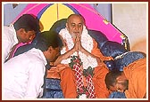 Swamishri is honored with a garland