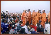 Swamishri initiates balaks and new devotees into Satsang (vratman) and blesses them