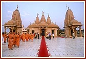 Swamishri departs after doing darshan of Shri Hanumanji and Shri Ganapatiji