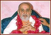 Swamishri was garlanded at the assembly
