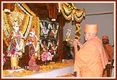 Swamishri performs arti of Thakorji