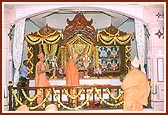 Swamishri performs arti of Thakorji