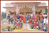 Swamishri with the balaks donned in their dance dresses 