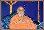 Swamishri blesses the assembly