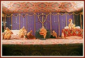 Swamishri blesses the assembly
