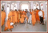 Swamishri observes the elaborately carved dome