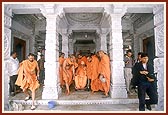 Swamishri being brought towards the mandir podium