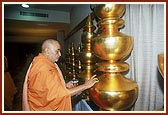 Swamishri performs pujan of kalashas