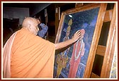 Swamishri performs pujan during the murti-pratishtha rituals of murtis to be installed at the Hari mandir in Gujarat Vihar