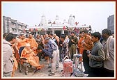 Swamishri blesses a volunteer devotee