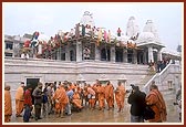 Swamishri observes the mandir compound