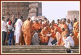 Swamishri observes and discusses the other parts of the complex from the Akshardham podium