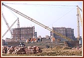 Swamishri observes and discusses the other parts of the complex from the Akshardham podium