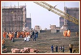 Swamishri observes and discusses the other parts of the complex from the Akshardham podium