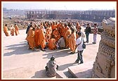 Swamishri discusses about the Akshardham monument with the parikrama in the backdrop