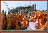 Swamishri observes and discusses the other parts of the complex from the Akshardham podium 