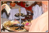 Swamishri performs the yagna rituals