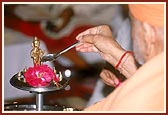 Swamishri performs panchamrut snan of Thakorji