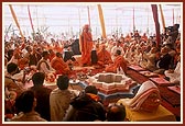 Swamishri addresses the participants after the yagna rituals