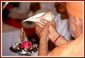 Swamishri performs panchamrut snan of Thakorji