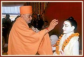 Swamishri performs pujan of the murtis