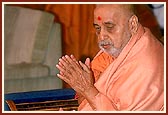 Swamishri humbly bows to Shri Harikrishna Maharaj during the diksha ceremony