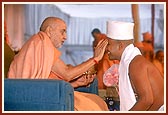 Swamishri initiates Shri Nikhil J. Patel of Tampa, USA, a master's graduate in Mathematics and names him as Patanjali Bhagat