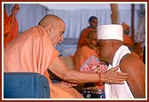 Swamishri initiates Shri Bhavesh R. Patel of New York, USA, an A.C.C. Finance graduate and names him as Kanad Bhagat