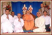 Parents of parshads with Swamishri