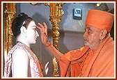 Swamishri performs pujan of Shri Ghanshyam Maharaj