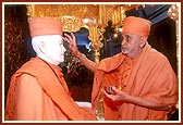 Swamishri performs pujan and adjusts the pagh of Shri Shastriji Maharaj