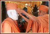 Swamishri performs pujan and adjusts the pagh of Shri Shastriji Maharaj
