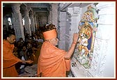 Swamishri performs pujan of Shri Hanumanji