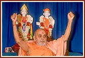 Swamishri responding to an enthusiastic 92 year old devotee during his blessings