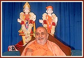 Swamishri blesses the assembly 