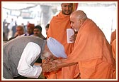 Swamishri meets and blesses Shri Manmohan Singh (Leader of Opposition Rajyasabha, Parliament of India)