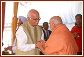Swamishri meets and blesses Shri L. K. Advani (Deputy Prime Minister, India) 